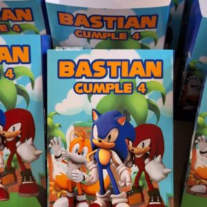 BolsBolsitas para Sorpresitas – Sonic PersonalizadasDale un toque especial a tu fiesta con nuestras bolsitas personalizadas para golosinas y sorpresitas. En este diseño, los protagonistas son Sonic y sus amigos, con sus clásicos personajes en color azul, rojo y amarillo, ¡una temática divertida y llena de energía para cumpleaños infantiles!
